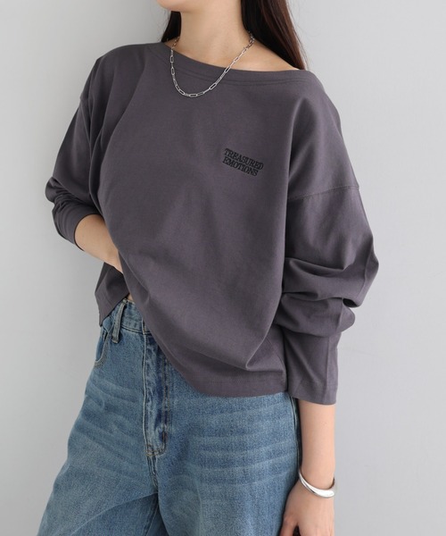 andme(アンドミー)の「オフショルダープリントロゴ刺繍Tシャツ(Tシャツ/カットソー・レディース・オフホワイト/スミクロ/ベージュ系その他/ブラウン・MT/M)」の2枚目の写真