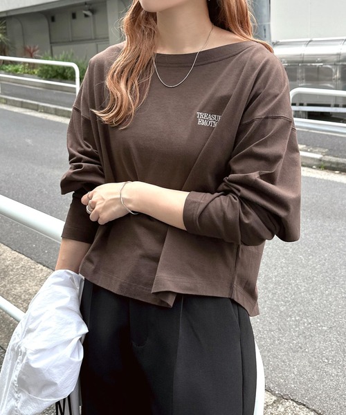 andme(アンドミー)の「オフショルダープリントロゴ刺繍Tシャツ(Tシャツ/カットソー・レディース・オフホワイト/スミクロ/ベージュ系その他/ブラウン・MT/M)」の6枚目の写真