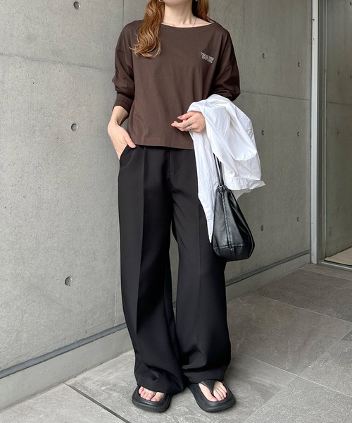 andme(アンドミー)の「オフショルダープリントロゴ刺繍Tシャツ(Tシャツ/カットソー・レディース・オフホワイト/スミクロ/ベージュ系その他/ブラウン・MT/M)」の7枚目の写真