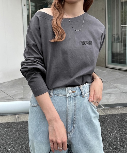 andme(アンドミー)の「オフショルダープリントロゴ刺繍Tシャツ(Tシャツ/カットソー・レディース・オフホワイト/スミクロ/ベージュ系その他/ブラウン・MT/M)」の9枚目の写真