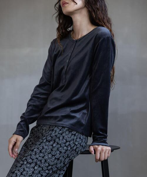 URBAN RESEARCH Sonny Label（アーバンリサーチサニーレーベル）の「『UR TECH』ベロアヘンリーネックプルオーバー（Tシャツ/カットソー・レディース・チャコールグレー/ブラウン/ライトグレー・FREE）」の2枚目の写真