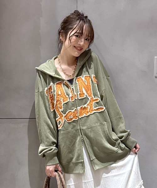 RODEO CROWNS WIDE BOWL（ロデオクラウンズワイドボウル）の「Uth FSジップパーカー（パーカー・レディース・カーキ/ブラウン/ブラック/グレー×ホワイト・FREE）」の4枚目の写真