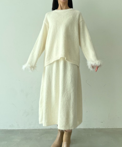tolene(トレネ)の「きれいめ 袖口フェイクファー使いニットトップス+ニットスカート 上下セットアップ(セットアップ・レディース・チャコールグレー/ホワイト・FREE)」の1枚目の写真
