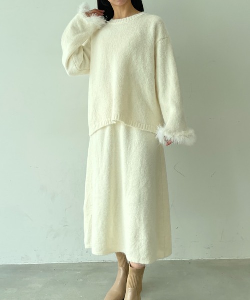 tolene(トレネ)の「きれいめ 袖口フェイクファー使いニットトップス+ニットスカート 上下セットアップ(セットアップ・レディース・チャコールグレー/ホワイト・FREE)」の4枚目の写真