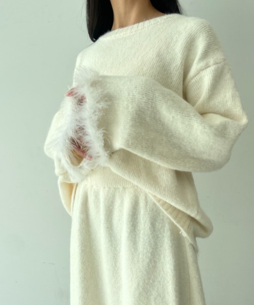 tolene(トレネ)の「きれいめ 袖口フェイクファー使いニットトップス+ニットスカート 上下セットアップ(セットアップ・レディース・チャコールグレー/ホワイト・FREE)」の6枚目の写真
