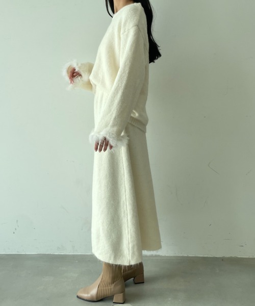 tolene(トレネ)の「きれいめ 袖口フェイクファー使いニットトップス+ニットスカート 上下セットアップ(セットアップ・レディース・チャコールグレー/ホワイト・FREE)」の16枚目の写真