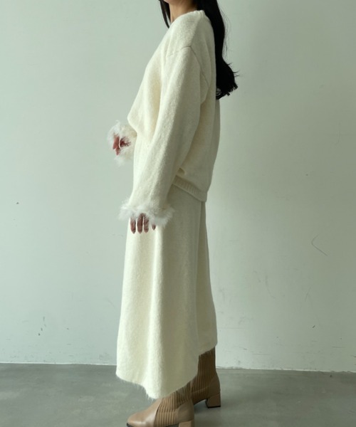 tolene(トレネ)の「きれいめ 袖口フェイクファー使いニットトップス+ニットスカート 上下セットアップ(セットアップ・レディース・チャコールグレー/ホワイト・FREE)」の17枚目の写真