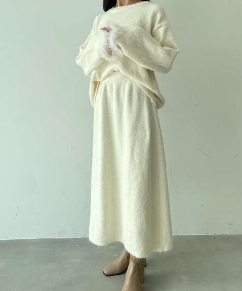 tolene(トレネ)の「きれいめ 袖口フェイクファー使いニットトップス+ニットスカート 上下セットアップ(セットアップ・レディース・チャコールグレー/ホワイト・FREE)」の3枚目の写真