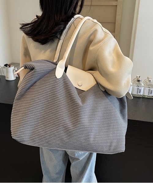 FREE STYLISTS（フリー スタイリスト）の「Y2K ボストンバッグ 旅行 大容量 軽量 トラベルバッグ 一泊 ボストン キャリーオン（ショルダーバッグ・レディース・グレー/ブラック/オフホワイト・FREE）」の16枚目の写真