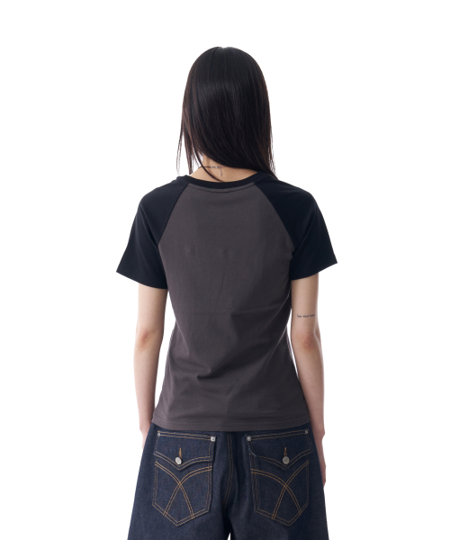 AAKAM(アーカム)の「Rhinestone Graphic Raglan Half Top (Dark Gray)(Tシャツ/カットソー・レディース・その他・1/2)」の2枚目の写真