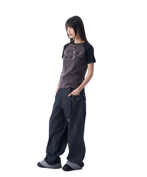AAKAM(アーカム)の「Rhinestone Graphic Raglan Half Top (Dark Gray)(Tシャツ/カットソー・レディース・その他・1/2)」の3枚目の写真