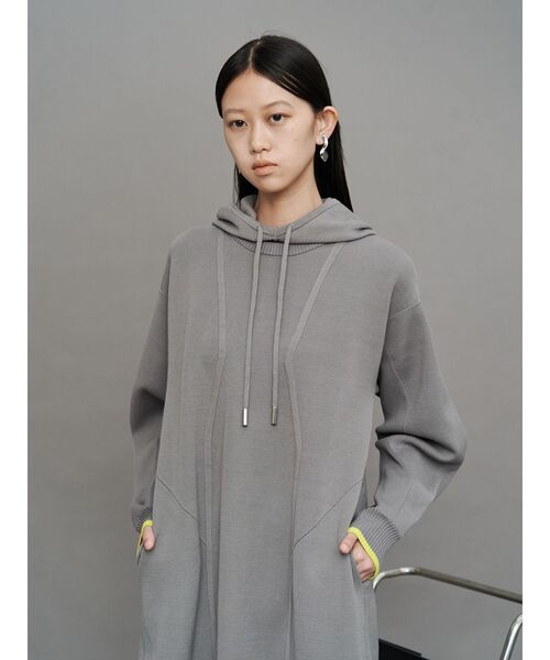 UN3D.（アンスリード）の「HOOD KNIT TENT OP / フードニットテントワンピース（ワンピース・レディース・ブラック/グレー・38/36）」の5枚目の写真