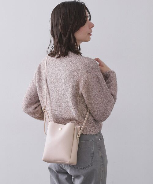 OPAQUE.CLIP（オペークドットクリップ）の「シュリンク合皮3層ミニショルダーバッグ【軽量／長さ調整可能】（ショルダーバッグ・レディース・ベージュ/アイボリー/ブラック/ライトブルー/ピンク系その他・00）」の5枚目の写真