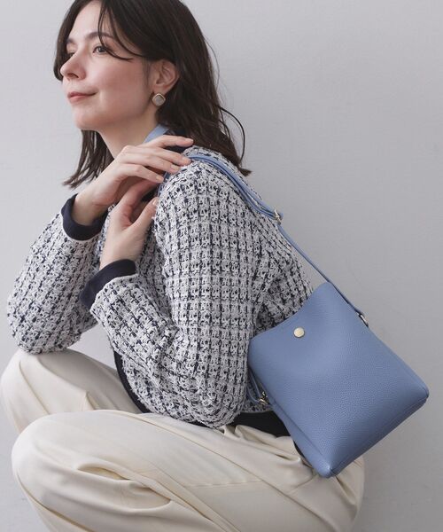 OPAQUE.CLIP（オペークドットクリップ）の「シュリンク合皮3層ミニショルダーバッグ【軽量／長さ調整可能】（ショルダーバッグ・レディース・ベージュ/アイボリー/ブラック/ライトブルー/ピンク系その他・00）」の4枚目の写真