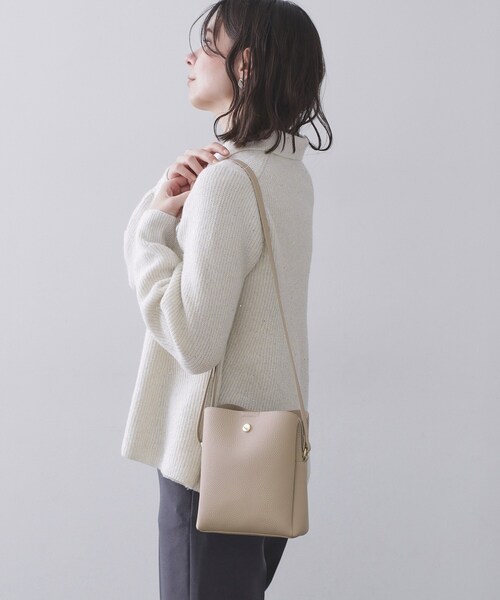 OPAQUE.CLIP（オペークドットクリップ）の「シュリンク合皮3層ミニショルダーバッグ【軽量／長さ調整可能】（ショルダーバッグ・レディース・ベージュ/アイボリー/ブラック/ライトブルー/ピンク系その他・00）」の10枚目の写真