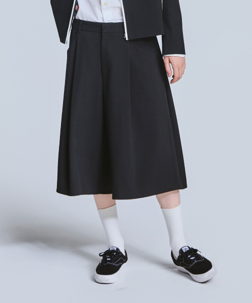TEN PAST SEVEN(テン ファスト セブン)の「ワイドタックバミューダパンツ - ブラック(その他パンツ・メンズ・その他・LARGE/MEDIUM/SMALL)」の1枚目の写真