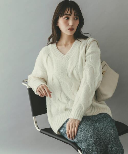 URBAN RESEARCH ROSSO WOMEN(アーバンリサーチ ロッソ)の「ウールカシミヤケーブル編オーバーニット(ニット/セーター・レディース・グレー系その他/オフホワイト/パープル・FREE)」の1枚目の写真
