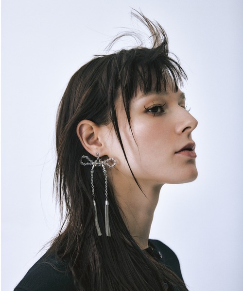 tanakadaisuke(タナカダイスケ)の「【tanakadaisuke/タナカダイスケ】crystal ribbon chain earings/クリスタルリボンチェーンイヤリング(イヤリング・レディース・シルバー・FREE)」の2枚目の写真
