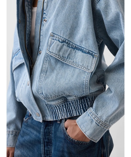 GAP（ギャップ）の「オーバーサイズ デニム ボンバージャケット（デニムジャケット・レディース・ライトインディゴブルー・S/M/XXS/XS/L）」の2枚目の写真