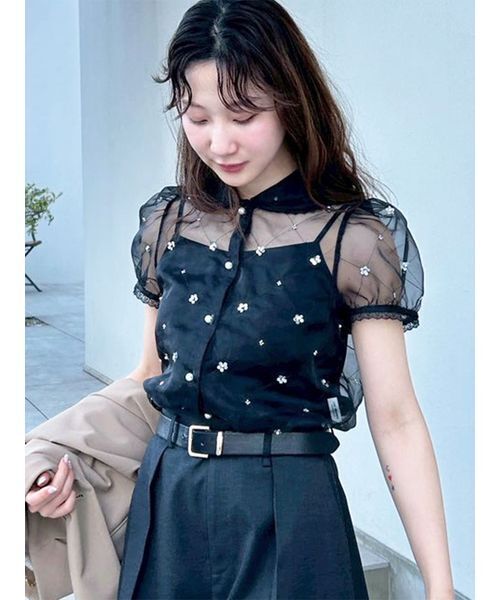 LILY BROWN（リリーブラウン）の「[L.B CANDY STOCK]ラウンドカラービジューブラウス（シャツ/ブラウス・レディース・ホワイト/ブラック/ブルー・F）」の2枚目の写真