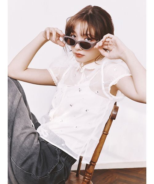 LILY BROWN（リリーブラウン）の「[L.B CANDY STOCK]ラウンドカラービジューブラウス（シャツ/ブラウス・レディース・ホワイト/ブラック/ブルー・F）」の4枚目の写真