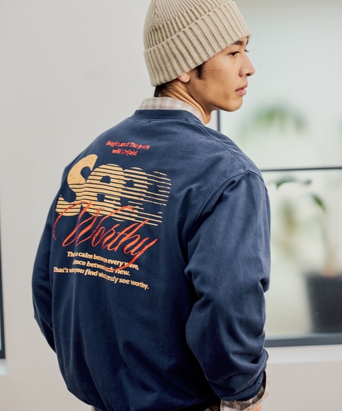 BAYFLOW（ベイフロー）の「SNOWバックプリントTシャツ/ロングスリーブ（Long Sleeve）（Tシャツ/カットソー・メンズ・オフホワイト/チャコール/ネイビー/ラベンダー・MEDIUM/LARGE）」の3枚目の写真