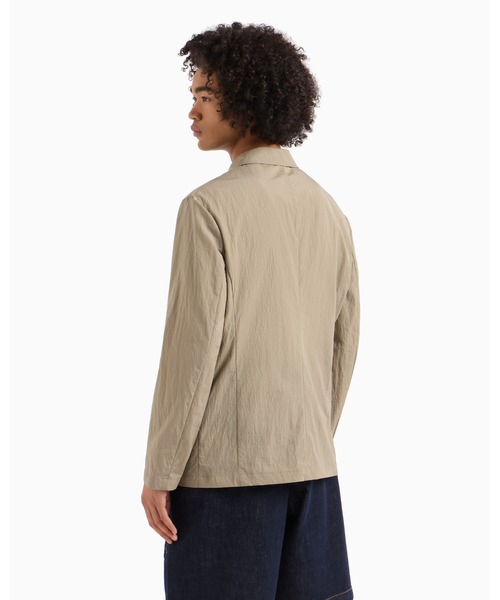 ARMANI EXCHANGE(アルマーニエクスチェンジ)の「【A|X アルマーニ エクスチェンジ】ナイロンシアサッカー シャツネックジャケット(テーラードジャケット・メンズ・ベージュ・34inch/44/42/38/36)」の2枚目の写真