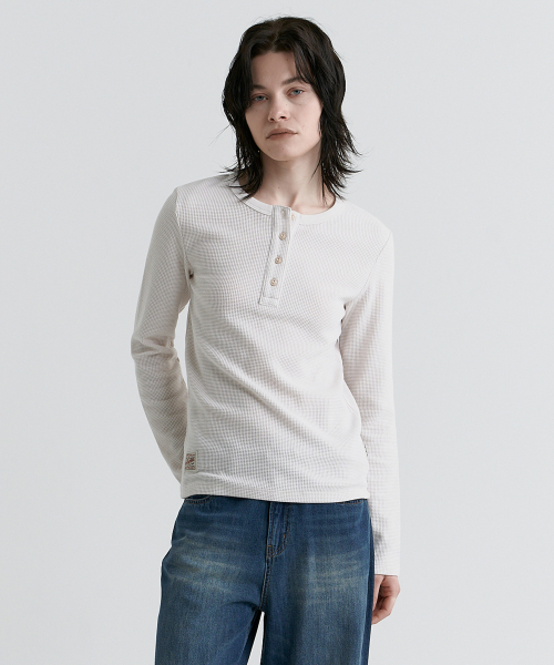 MAGOODGAN(メックウッドガン)の「ルディア 3658 ワッフルセミオーバーフィットダーティホワイト長袖Tシャツ(Tシャツ/カットソー・レディース・その他・SMALL/MEDIUM)」の2枚目の写真