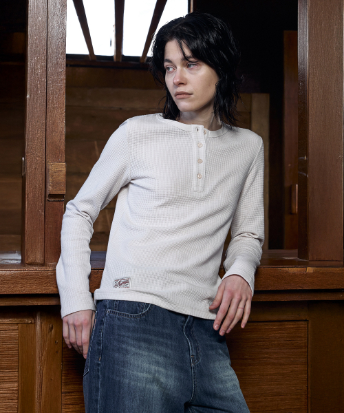 MAGOODGAN(メックウッドガン)の「ルディア 3658 ワッフルセミオーバーフィットダーティホワイト長袖Tシャツ(Tシャツ/カットソー・レディース・その他・SMALL/MEDIUM)」の3枚目の写真