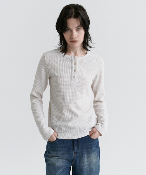 MAGOODGAN(メックウッドガン)の「ルディア 3658 ワッフルセミオーバーフィットダーティホワイト長袖Tシャツ(Tシャツ/カットソー・レディース・その他・SMALL/MEDIUM)」の4枚目の写真