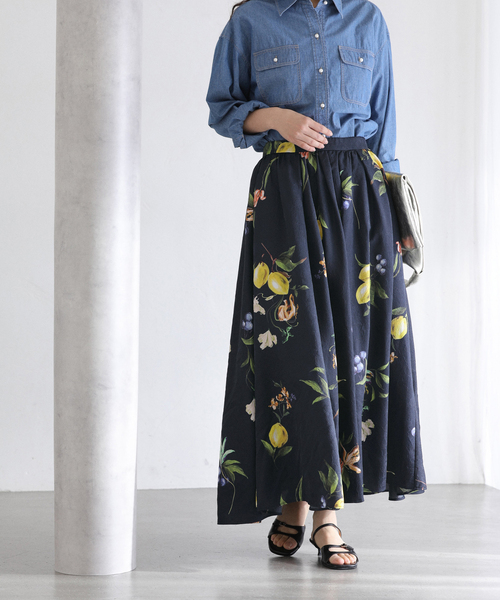 La TOTALITE（ラトータリテ）の「《追加》【洗える】ボタニカルプリントスカート（スカート・レディース・ネイビー/ホワイト・38/36）」の8枚目の写真