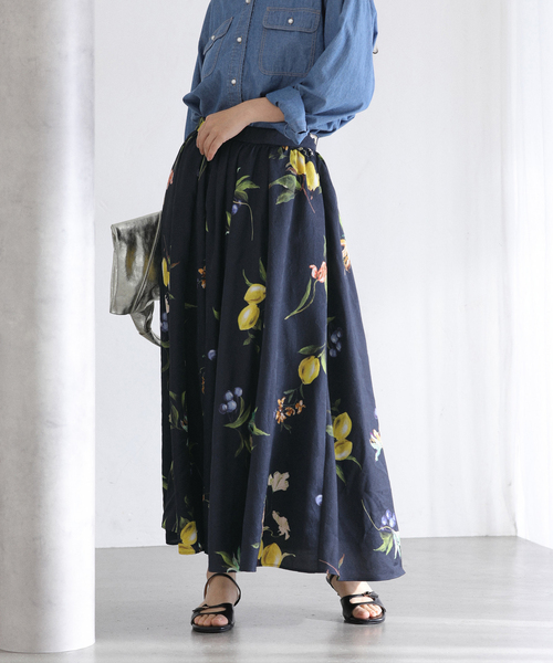 La TOTALITE（ラトータリテ）の「《追加》【洗える】ボタニカルプリントスカート（スカート・レディース・ネイビー/ホワイト・38/36）」の9枚目の写真