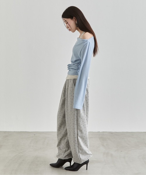 NUJOH（ヌゾ）の「Off-Shoulder Rib Top / オフショルダーリブトップス（Tシャツ/カットソー・レディース・ライトブルー/ブラック/チャコールグレー・FREE）」の5枚目の写真