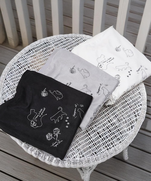 1111clothing(ワンフォークロージング)の「ガール&ネコ フェイクスエード ルーズTee / Girls & Cats Faux Suede Loose-Fit T-Shirt(Tシャツ/カットソー・メンズ・オフホワイト/グレー/ブラック・L/M)」の4枚目の写真