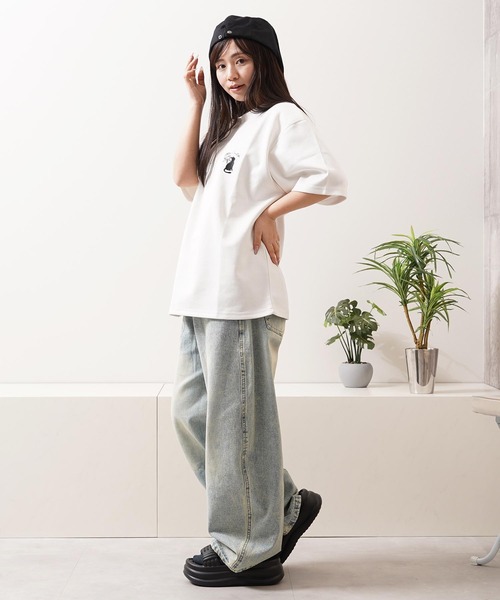 1111clothing(ワンフォークロージング)の「ガール&ネコ フェイクスエード ルーズTee / Girls & Cats Faux Suede Loose-Fit T-Shirt(Tシャツ/カットソー・メンズ・オフホワイト/グレー/ブラック・L/M)」の9枚目の写真
