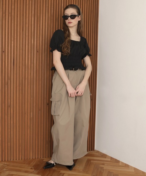 Mili affinity（ミリアフィニティー）の「2WAYシャーリングオフショルシャツブラウス（Tシャツ/カットソー・レディース・イエロー/ブルー/オフホワイト/ブラック・FREE）」の10枚目の写真