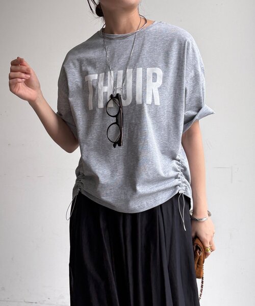 DouDou(ドゥドゥ)の「【WEB限定】サイドドロストロゴTEE(Tシャツ/カットソー・レディース・ブラック/オフホワイト/グレー・FREE)」の3枚目の写真