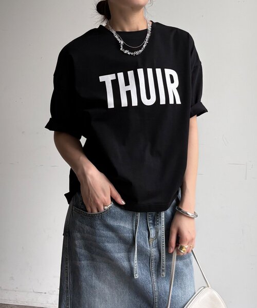 DouDou(ドゥドゥ)の「【WEB限定】サイドドロストロゴTEE(Tシャツ/カットソー・レディース・ブラック/オフホワイト/グレー・FREE)」の1枚目の写真