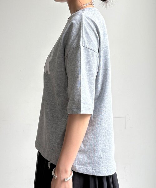 DouDou(ドゥドゥ)の「【WEB限定】サイドドロストロゴTEE(Tシャツ/カットソー・レディース・ブラック/オフホワイト/グレー・FREE)」の15枚目の写真