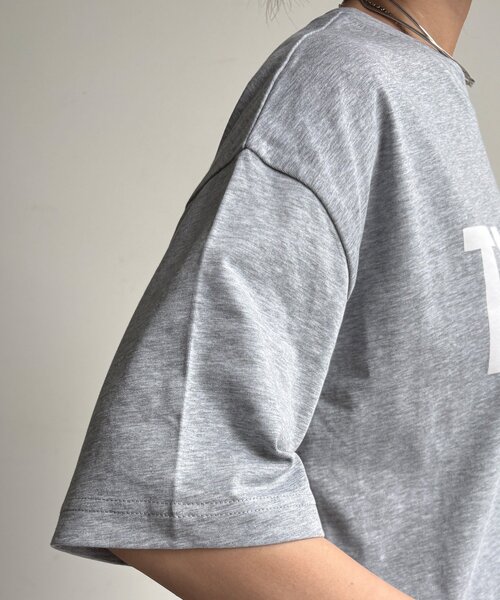 DouDou(ドゥドゥ)の「【WEB限定】サイドドロストロゴTEE(Tシャツ/カットソー・レディース・ブラック/オフホワイト/グレー・FREE)」の20枚目の写真