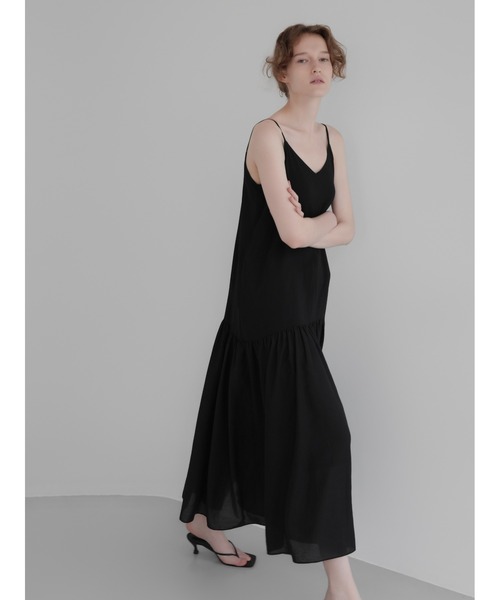NOWNS(ナウンス)の「Nadine | Tiered cami dress(ワンピース・レディース・アイボリー/ブラック・FREE)」の1枚目の写真