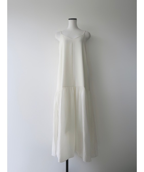 NOWNS(ナウンス)の「Nadine | Tiered cami dress(ワンピース・レディース・アイボリー/ブラック・FREE)」の4枚目の写真
