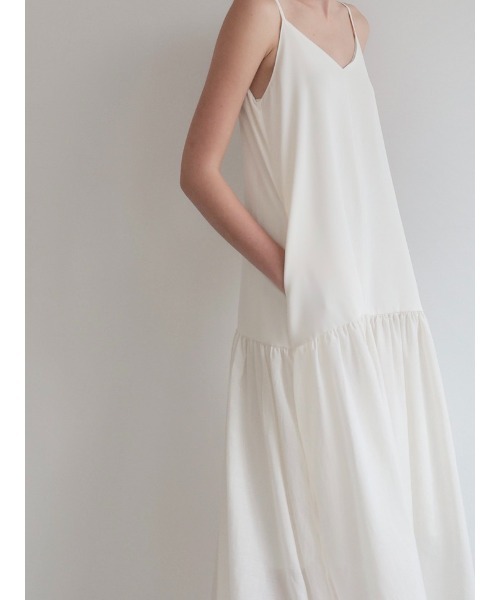 NOWNS(ナウンス)の「Nadine | Tiered cami dress(ワンピース・レディース・アイボリー/ブラック・FREE)」の3枚目の写真