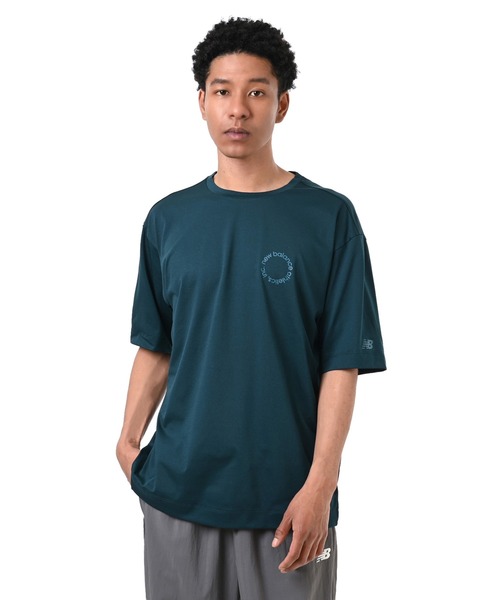 NEW BALANCE(ニューバランス)の「ファンクショナルリラックスドフィットショートスリーブTシャツ(Tシャツ/カットソー・メンズ・ダークグリーン/ブラック・XX-LARGE/X-LARGE/LARGE/MEDIUM/SMALL)」の1枚目の写真