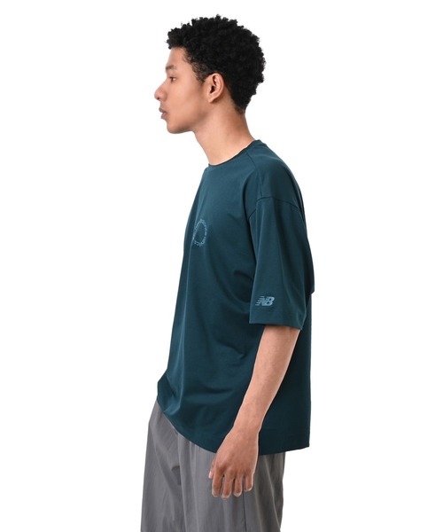 NEW BALANCE(ニューバランス)の「ファンクショナルリラックスドフィットショートスリーブTシャツ(Tシャツ/カットソー・メンズ・ダークグリーン/ブラック・XX-LARGE/X-LARGE/LARGE/MEDIUM/SMALL)」の5枚目の写真