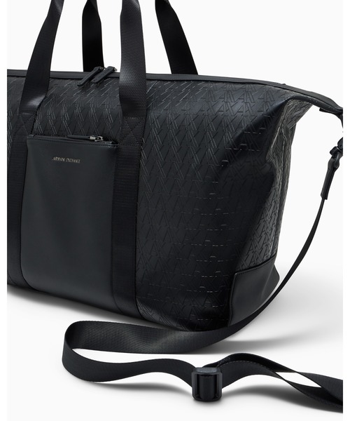 ARMANI EXCHANGE(アルマーニエクスチェンジ)の「【A|X アルマーニ エクスチェンジ】<オンライン限定>オールオーバーロゴ ダッフルバッグ/ボストンバッグ(ボストンバッグ・メンズ・ブラック・FREE)」の4枚目の写真