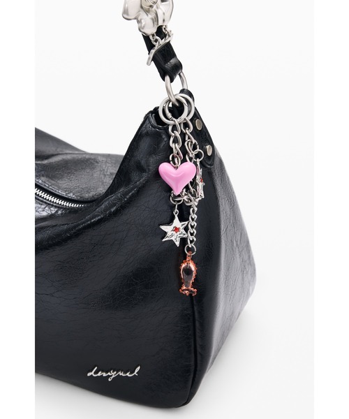 Desigual(デシグアル)の「フラワーストラップチャームビッグショルダーバッグ【2026秋冬新作】(ショルダーバッグ・レディース・ブラック・FREE)」の4枚目の写真