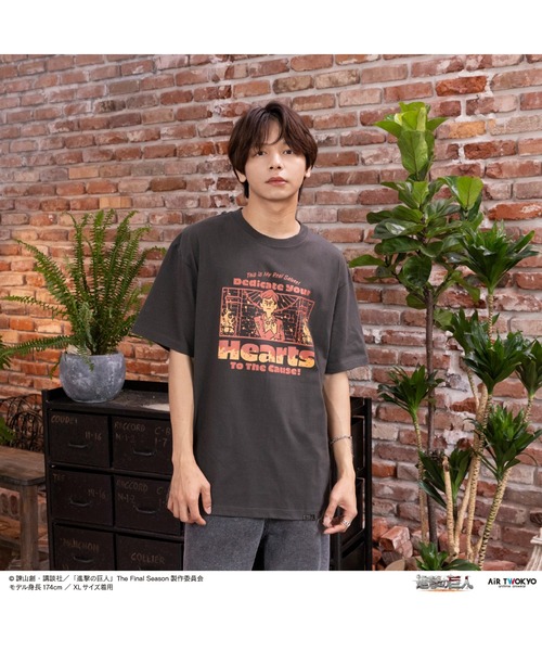 AIR TWOKYO(エアトゥーキョー)の「TVアニメ『進撃の巨人』 シーンイラストTシャツ 3(本物の敬礼)(Tシャツ/カットソー・レディース・スミクロ・X-LARGE/SMALL/LARGE/MEDIUM/XX-LARGE)」の1枚目の写真
