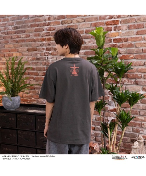 AIR TWOKYO(エアトゥーキョー)の「TVアニメ『進撃の巨人』 シーンイラストTシャツ 3(本物の敬礼)(Tシャツ/カットソー・レディース・スミクロ・X-LARGE/SMALL/LARGE/MEDIUM/XX-LARGE)」の2枚目の写真