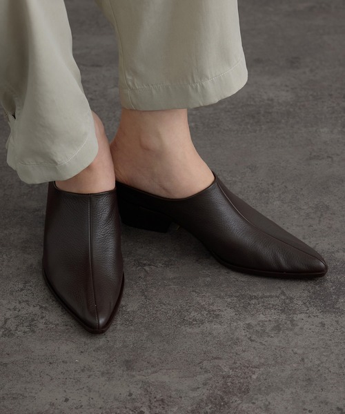 SALON adam et rope'(サロン アダム エ ロペ)の「【W S(ドゥーブル)】ミドルヒールレザーミュール(その他シューズ・レディース・ダークブラウン/ブラック・37/36/38)」の2枚目の写真